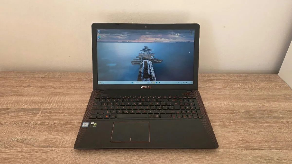 Asus F550V (i7-7700HQ, 16 GB RAM, 256 GB SSD, GTX 950M)