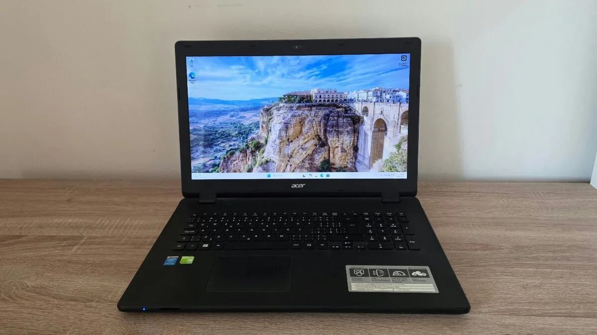 Acer Aspire ES 17 (N3700, 8 GB RAM, Nvidia 910M, 256 GB SSD)