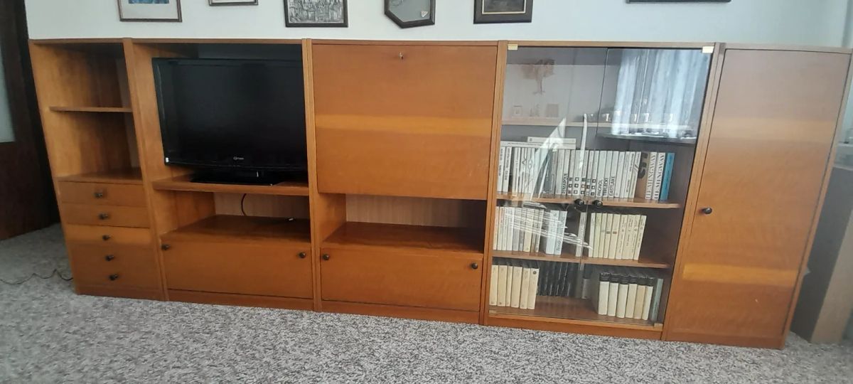 Obývací stěna ze skříněk 