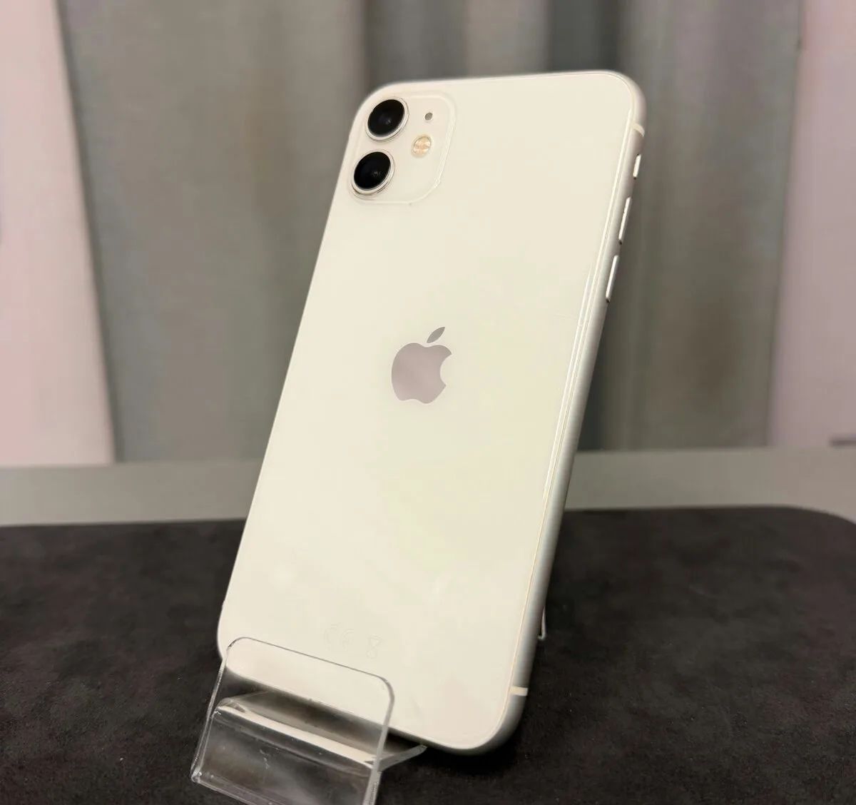 iPhone 11 128GB bílý, 100% baterie, pěkný stav, záruka