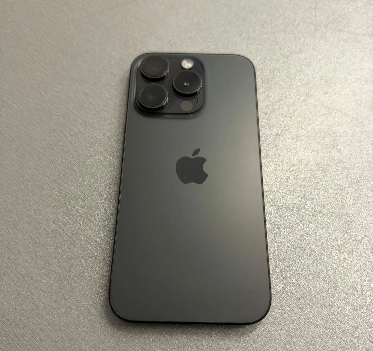 iPhone 15 Pro 256GB černý, pěkný stav, 12 měsíců záruka