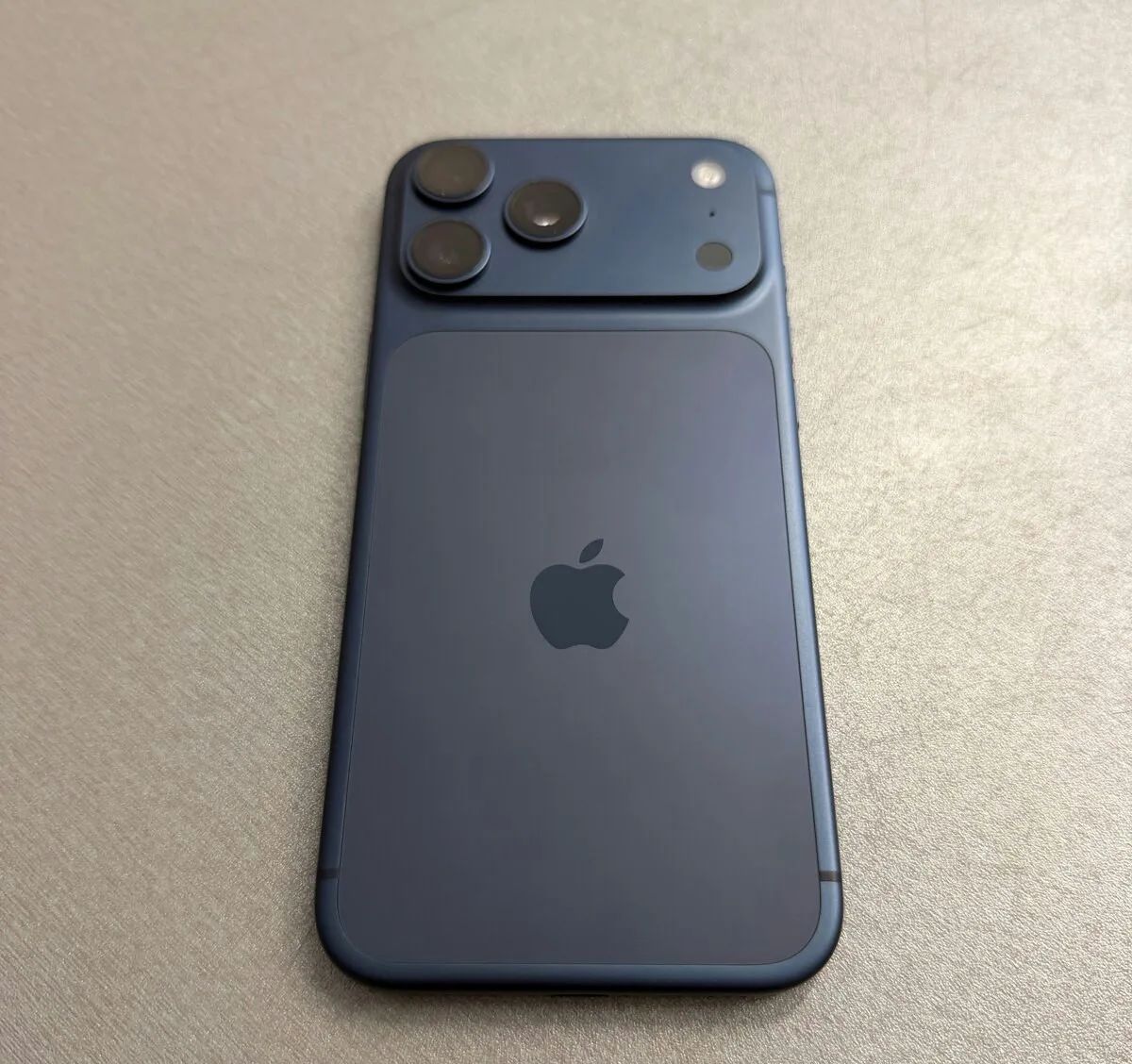 iPhone 17 Pro Max 256GB modrý, zánovní, rok záruka