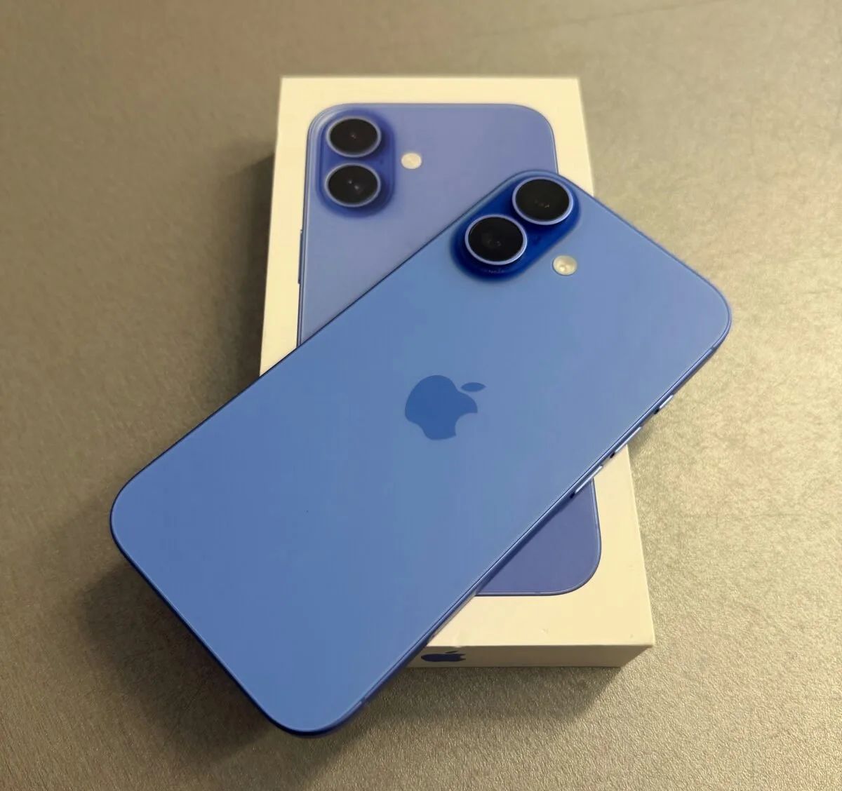 iPhone 16 128GB modrý, jako nový, 12 měsíců záruka