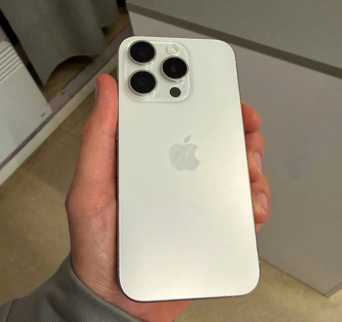 iPhone 15 Pro 256GB bílý, 100% baterie, tok záruka