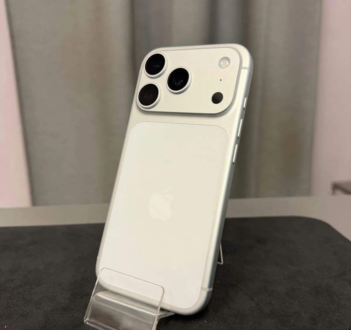 iPhone 17 Pro 256GB, jako nový, 100% baterie, rok záruka