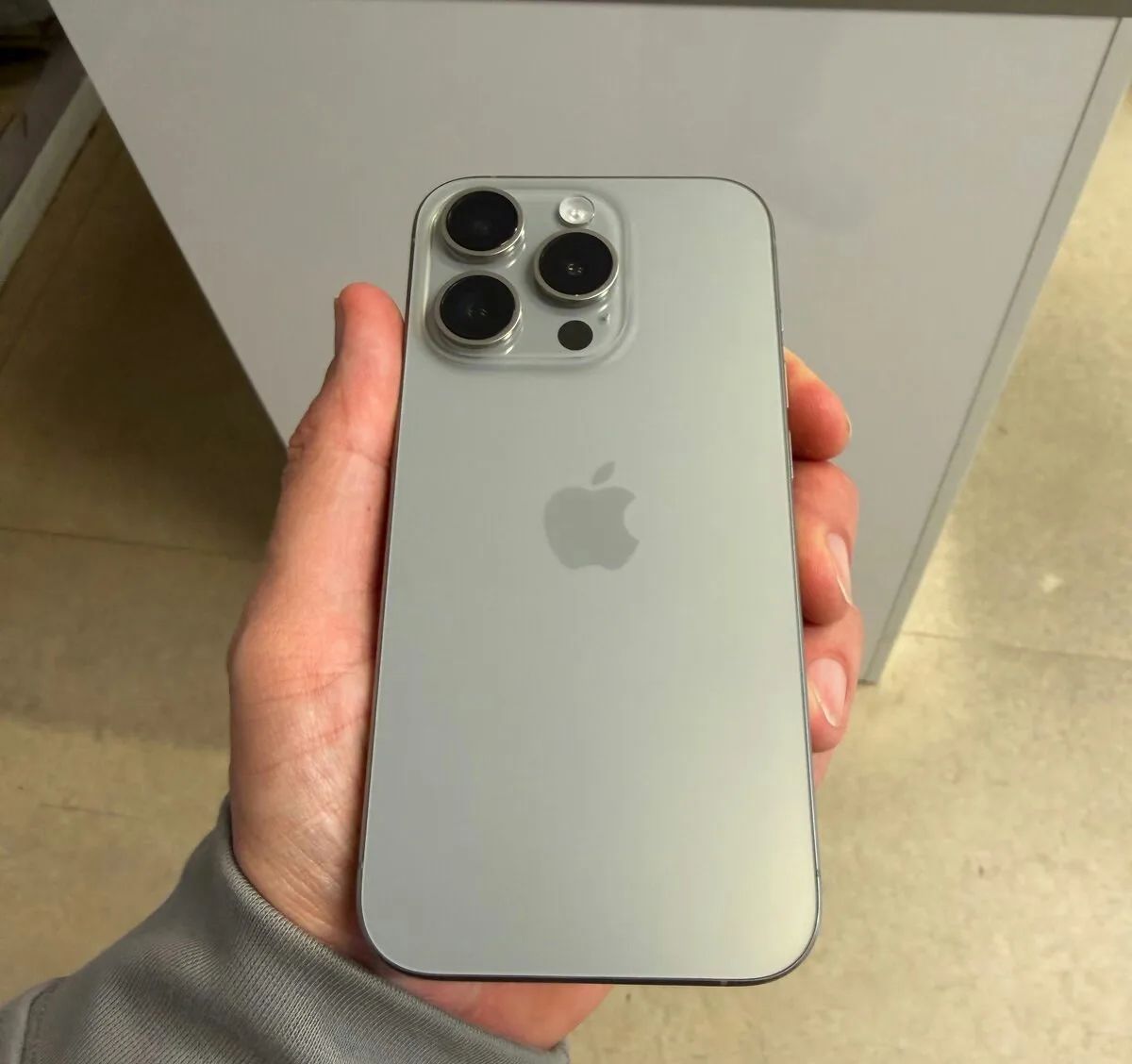 iPhone 15 Pro 128GB natural titan, pěkný stav, rok záruka