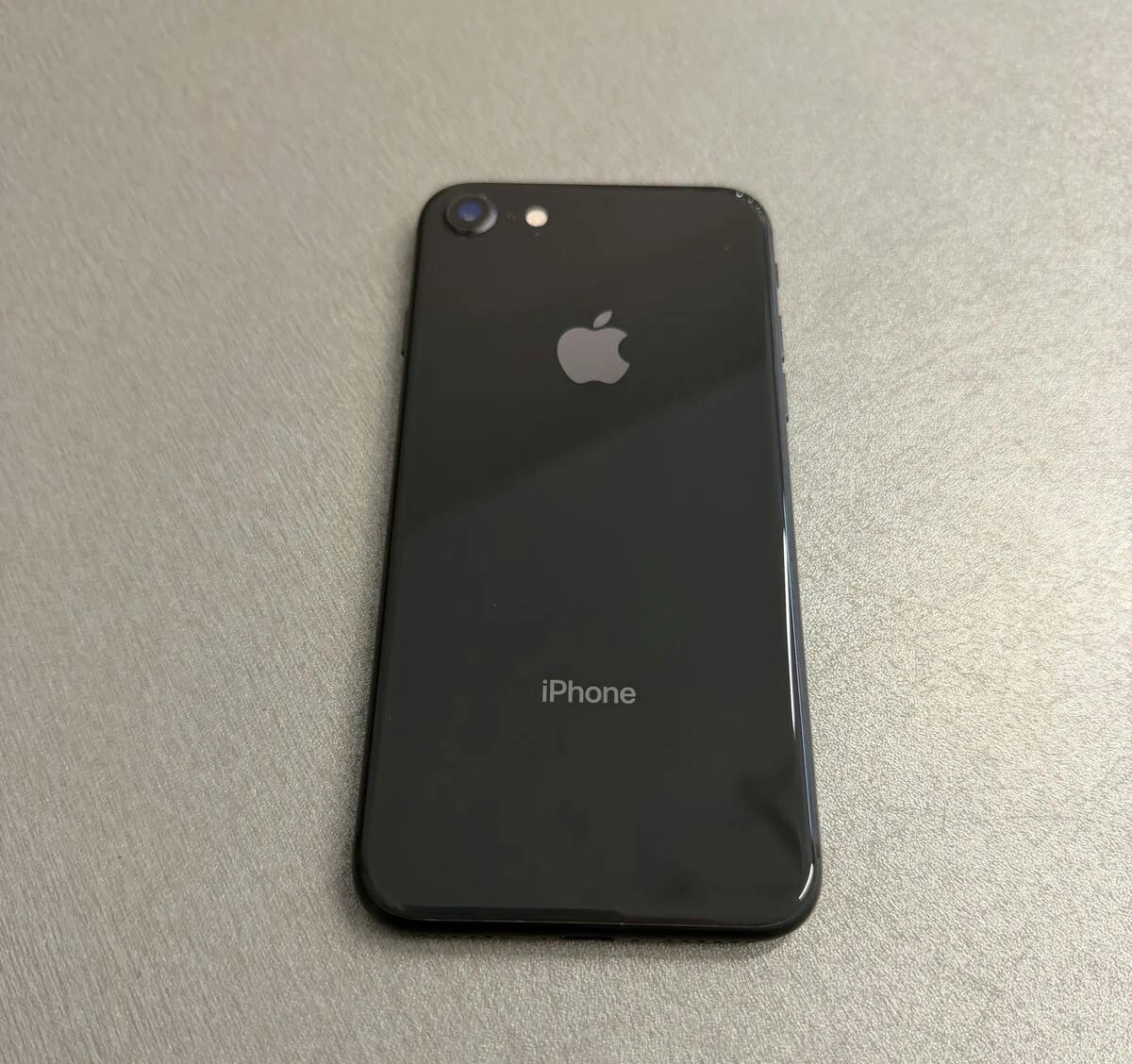 iPhone 8 64GB černý, pěkný stav, 12 měsíců záruka
