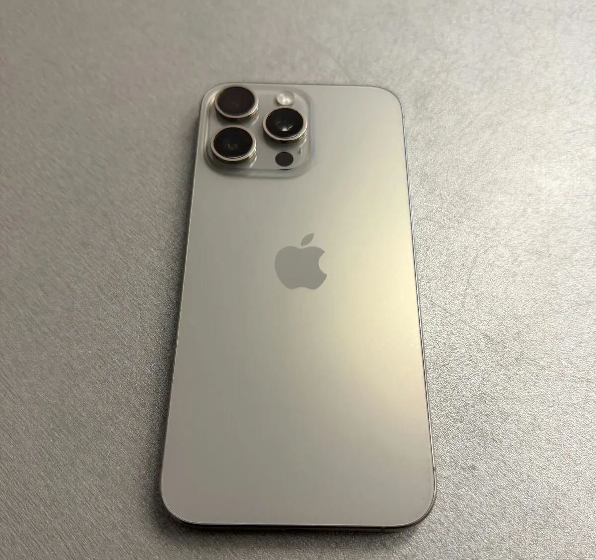 iPhone 15 Pro Max 256GB natural, pěkný stav, rok záruka