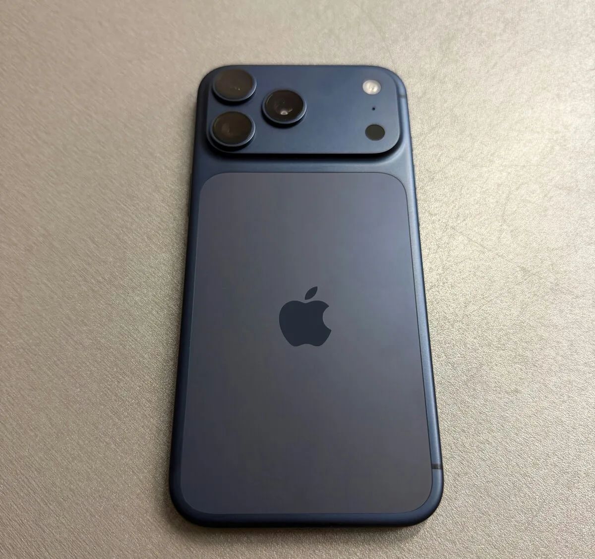 Zánovní iPhone 17 Pro Max 256GB v modré barvě, rok záruka