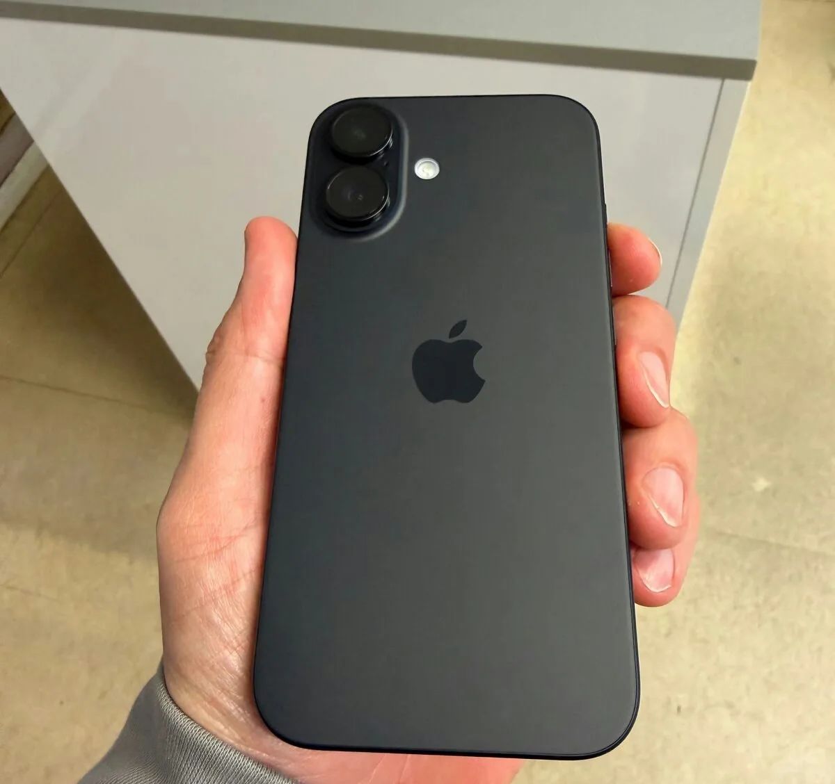 Zánovní iPhone 16 128GB černý, pěkný stav, 12 měsíců záruka