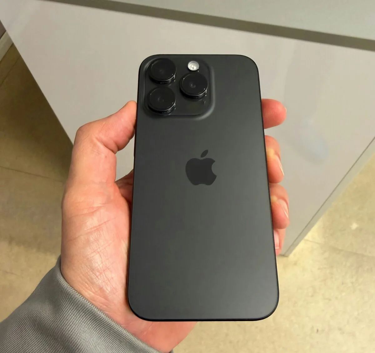 iPhone 15 Pro 128GB černý, pěkný stav, 12 měsíců záruka