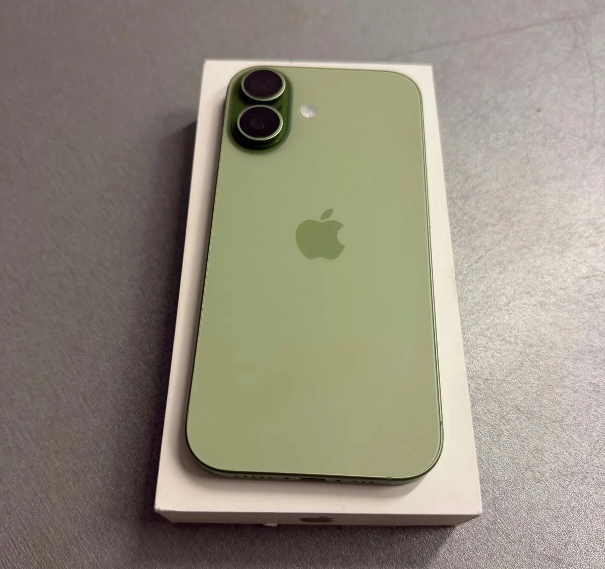 Nový iPhone 17 256GB zelený, pouze rozbalený, rok záruka