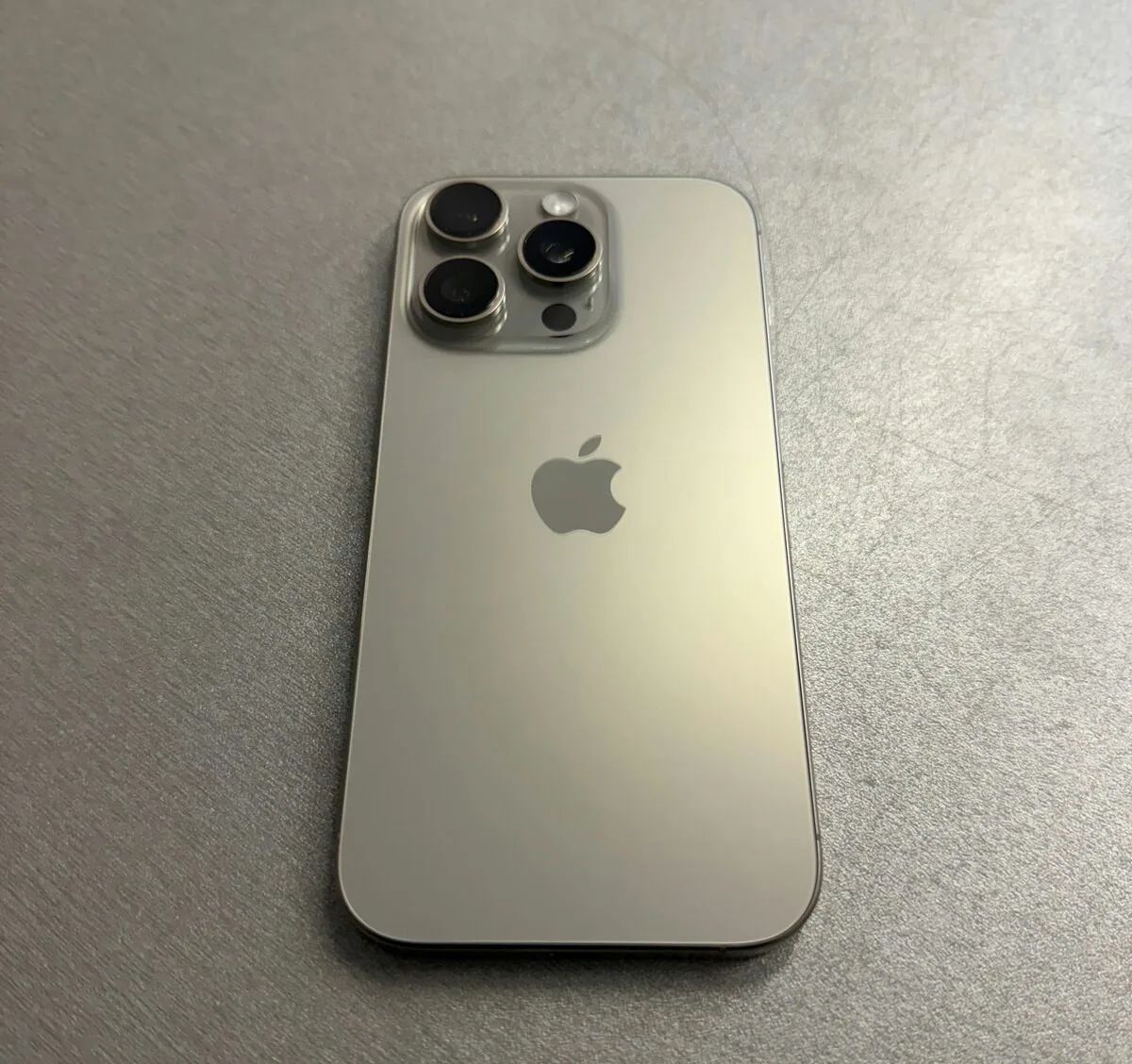 iPhone 16 Pro 256GB natural, jako nový, rok záruka