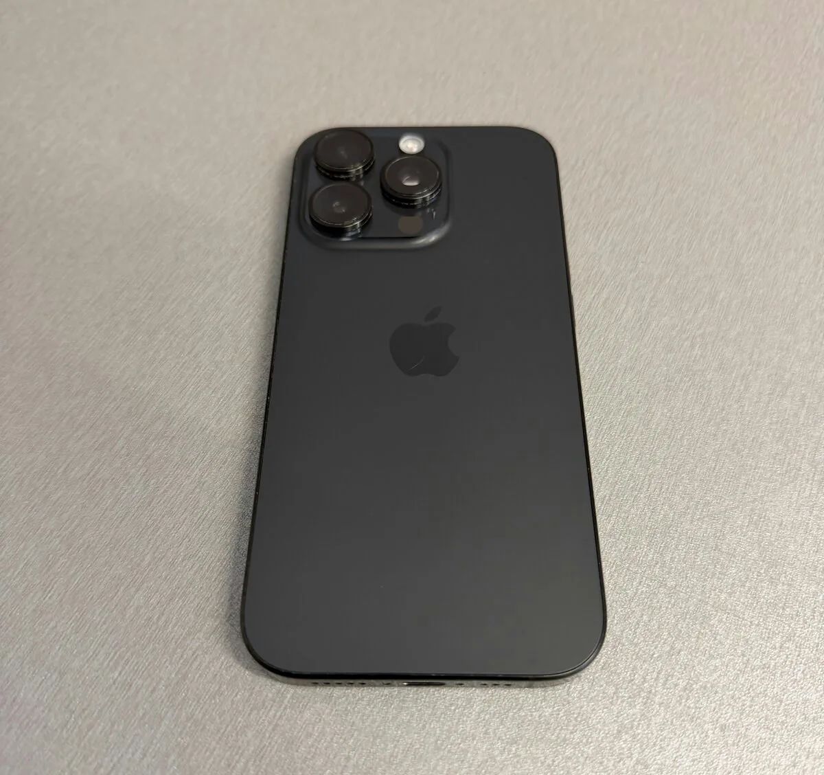 iPhone 16 Pro 256GB černý, pěkný stav, rok záruka