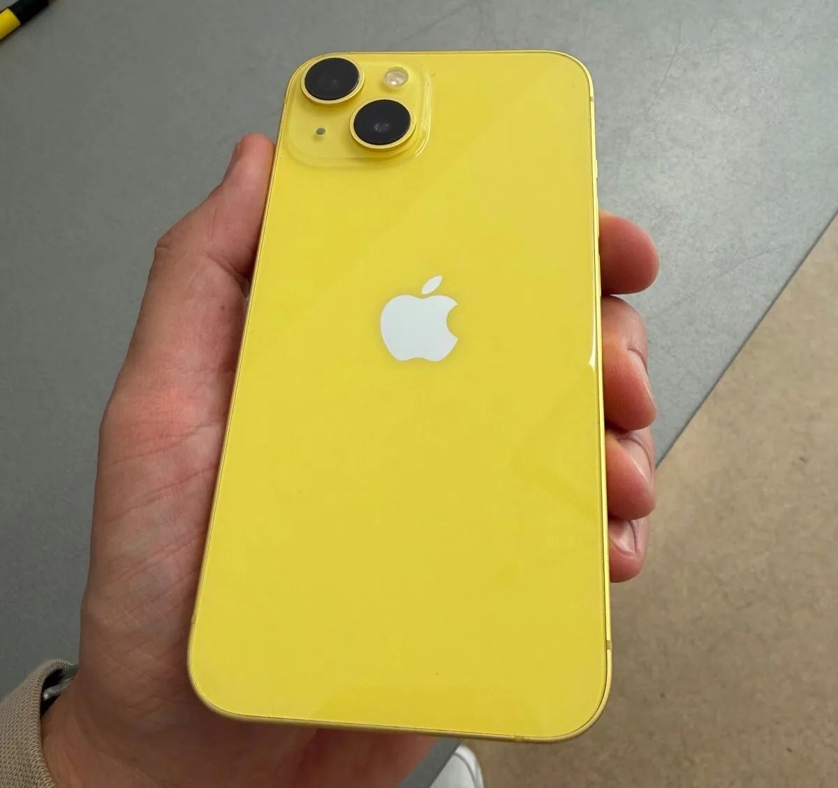 iPhone 14 128GB žlutý, pěkný stav, 12 měsíců záruka