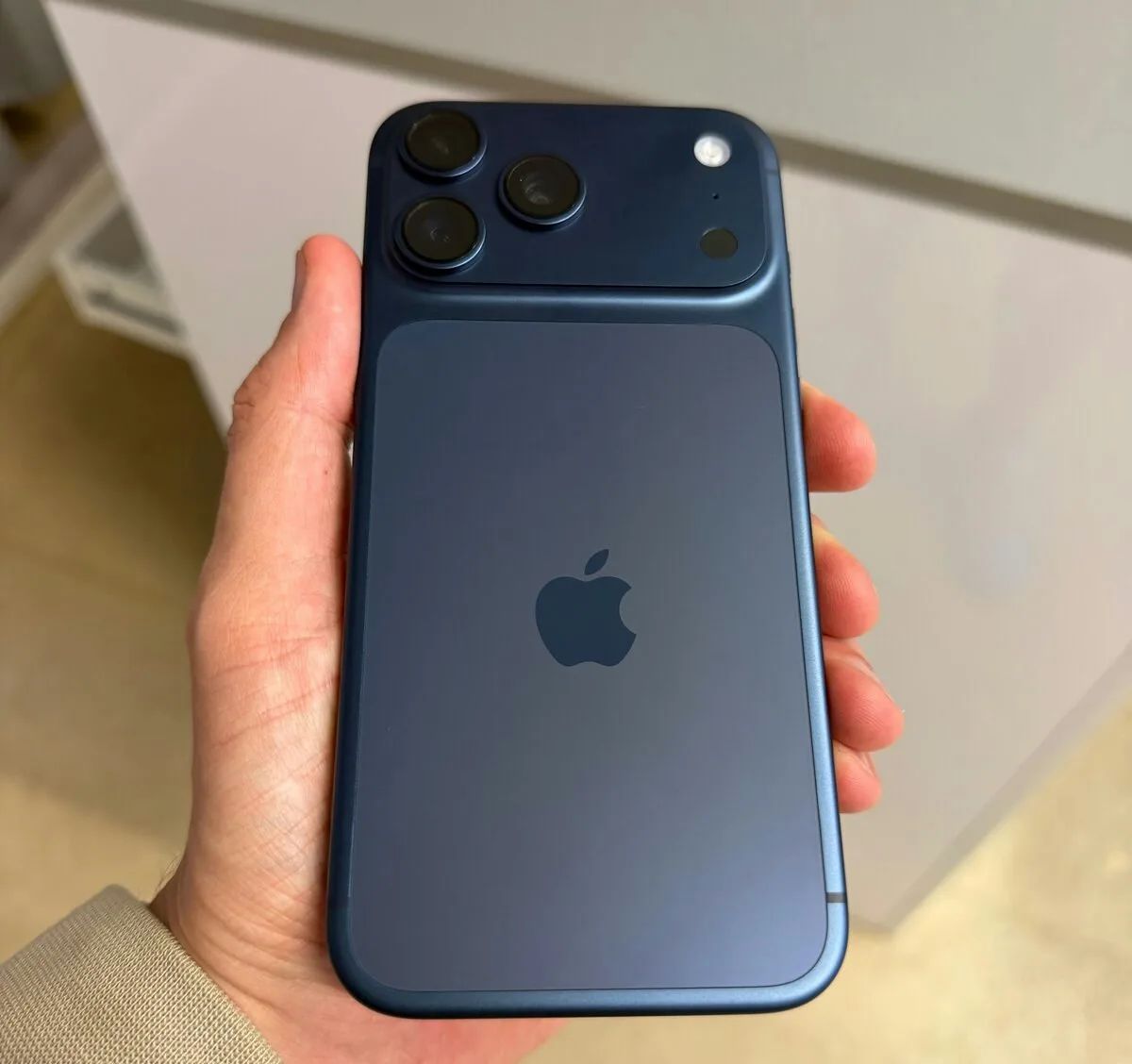 iPhone 17 Pro Max 256GB modrý, pěkný stav, rok záruka