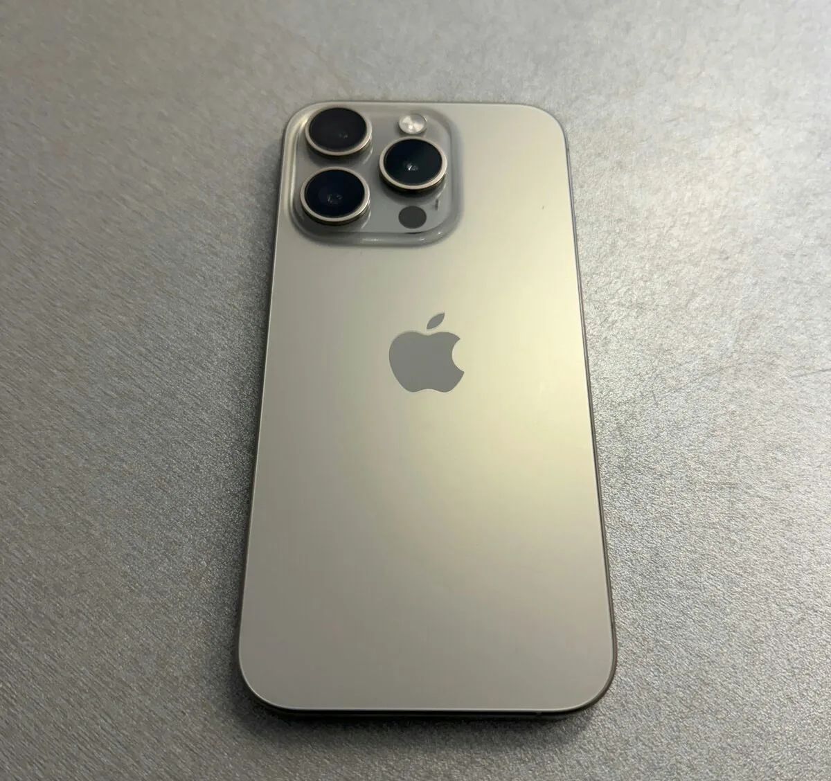 iPhone 15 Pro 256GB natural, pěkný stav, 12 měsíců záruka