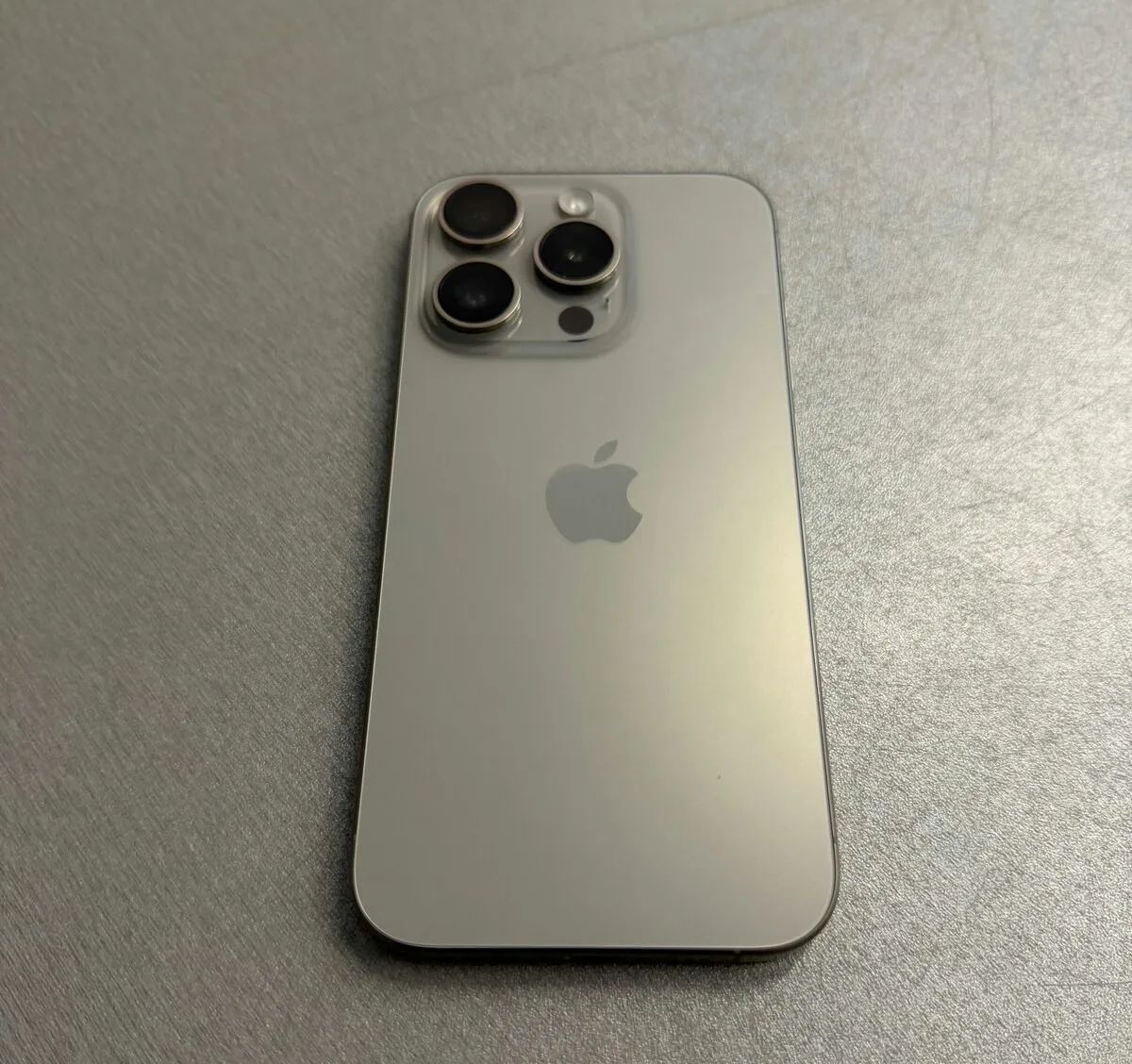 iPhone 15 Pro 256GB natural titan, bez škrábance, záruka