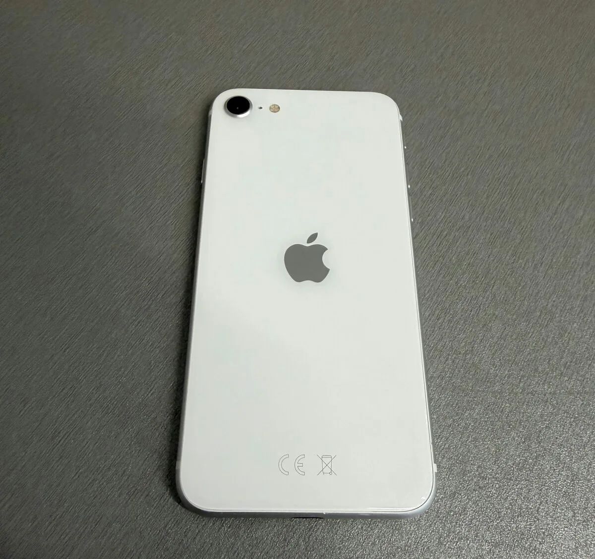 iPhone SE 64GB bílý, pěkný stav, 12 měsíců záruka