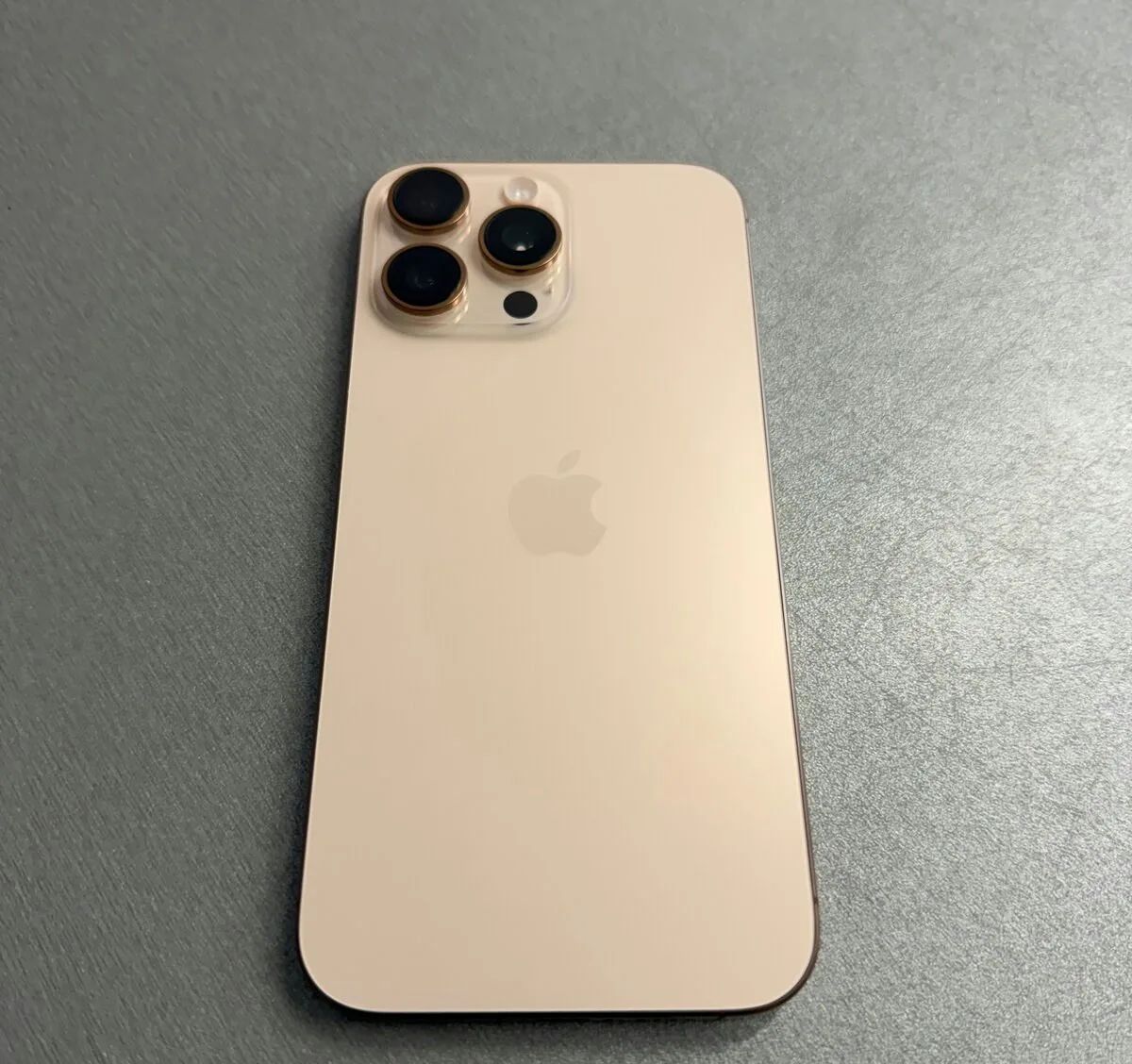iPhone 16 Pro Max 256GB desert titan, pěkný stav, rok záruka
