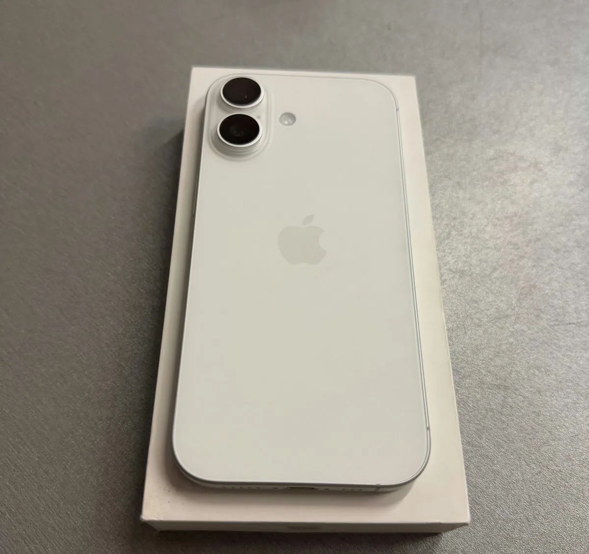 Nový iPhone 17 256GB bílý, pouze rozbalený, rok záruka