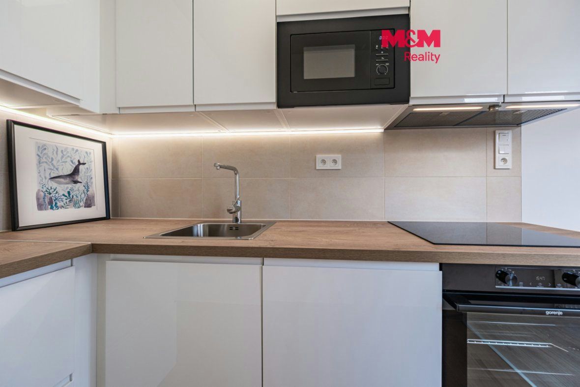 Prodej, byt 2+kk, 45,6 m², balkonem a garáží, Hostivař