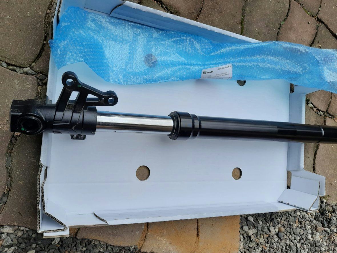 Pravý přední tlumič Benelli BN125