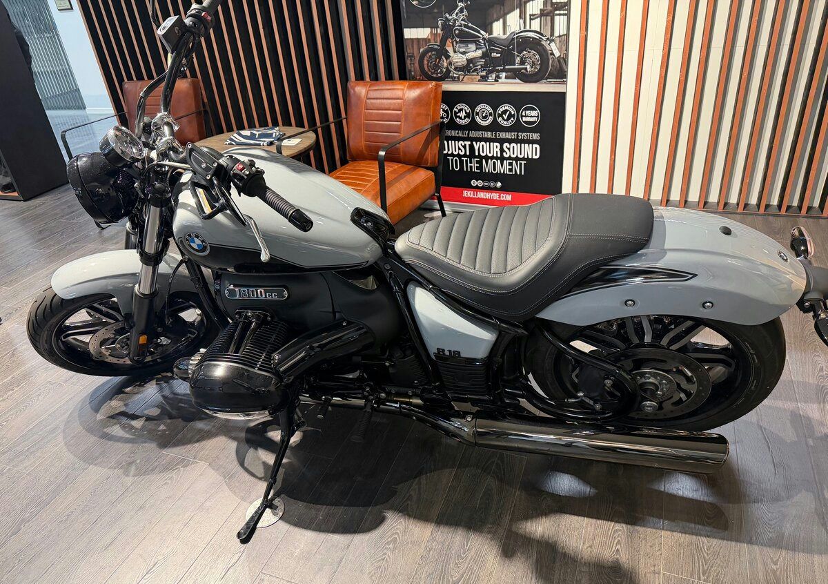 BMW R 18 Blacked Out | Model 2025 | Najeto pouze 1 032 km