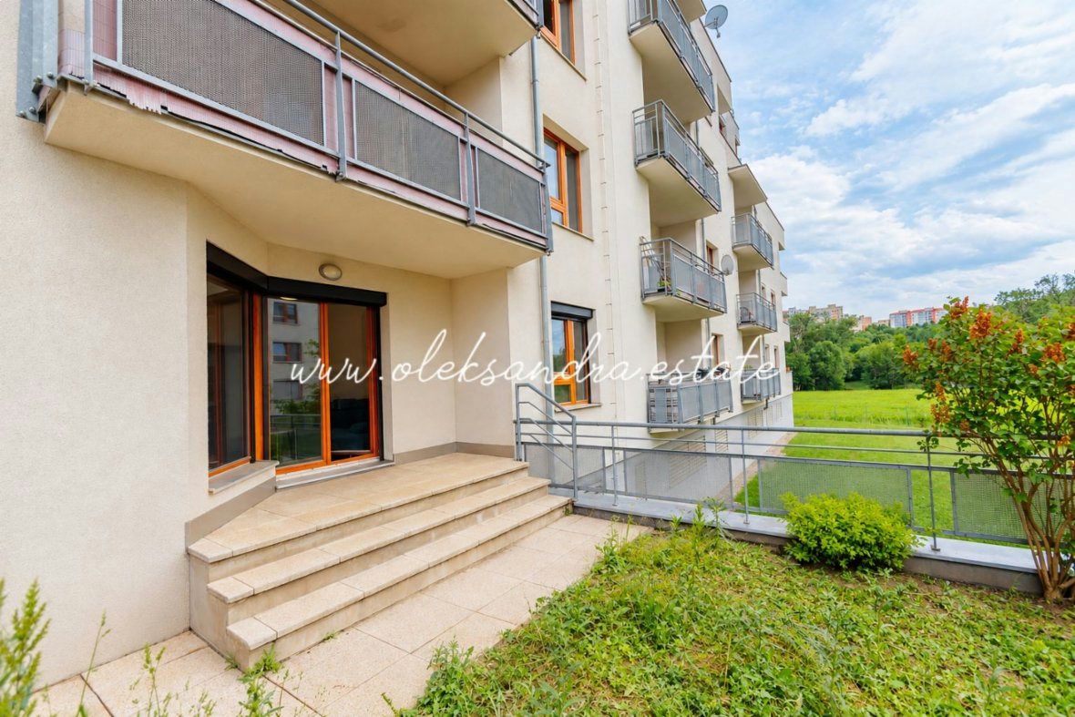 Prodej bytu 2+kk (58m2) s terasou a zahrádkou (60m2)