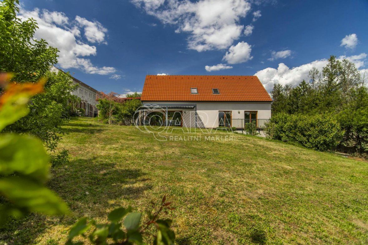 Dům mnoha možností. V přírodě, ale hned u Prahy. 5+kk, prostor, výhled, velká kr