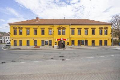 Komerční komplex s restaurací a ubytovacím zařízením v Jincích – zavedený provoz
