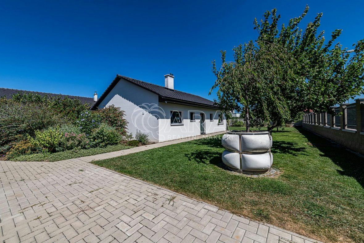 Zděný bungalov s letní kuchyní, zahradou a garáží