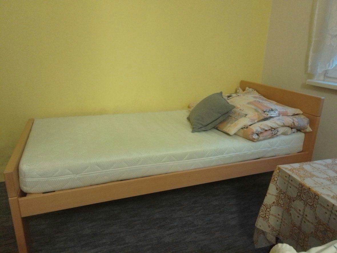 Postel s matrací stará 1.5