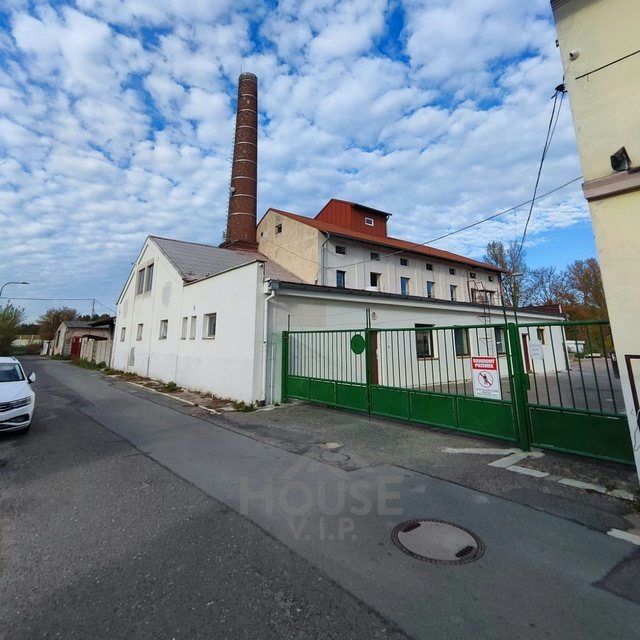 Pronájem areálu 1.800, Sportovní, Přelouč.Nabízíme