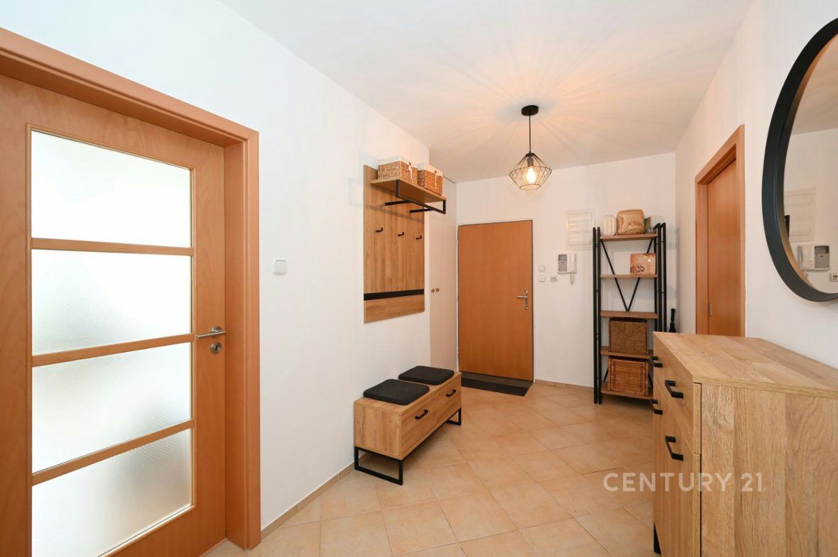 Prostorný byt 100 m² s balkónem 17,7 m², sdílenou zahradou a vlastním garážovým 