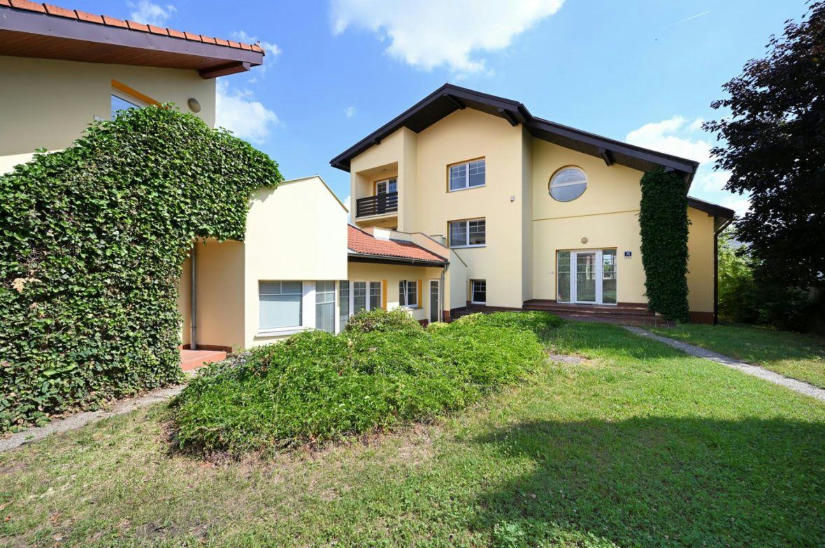Pronájem vila Praha Chodov 454 m2, zahrada 413 m2, terasa bazén sauna garáž