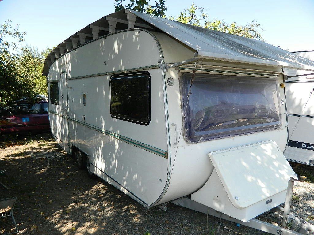 Dvouosý karavan Tabbert, zastřešený