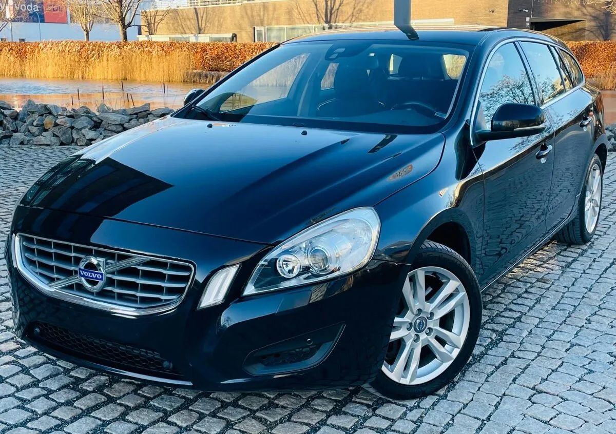Volvo V60 2.4D5 158KW 5VÁLEC MANUÁL SENZORY VÝHŘEV SERVISKA