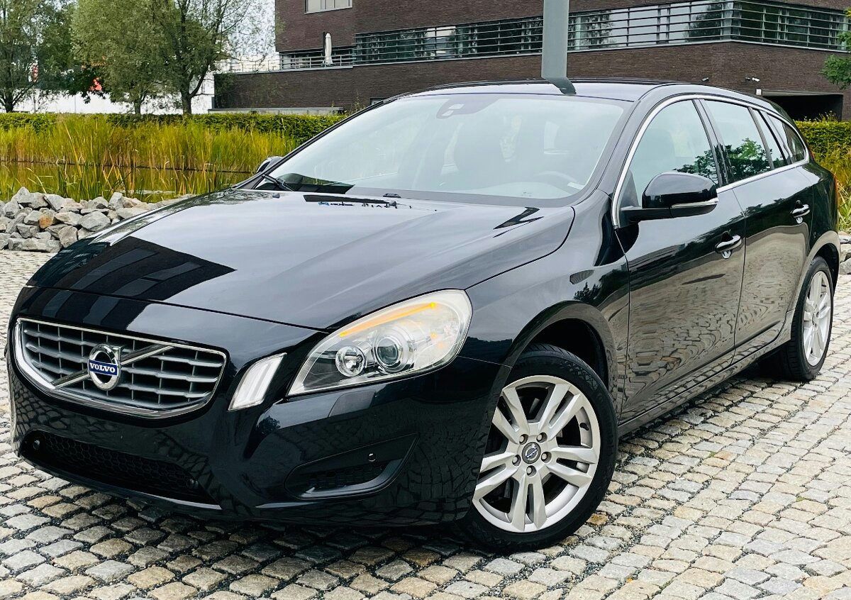 Volvo V60 2.4 D5 5VÁLEC MANUÁL TAŽNÉ VÝHŘEV SERVISKA SENZORY