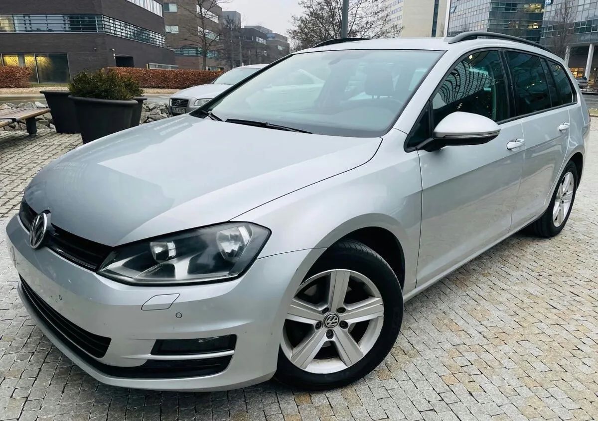 Volkswagen Golf 1.6TDI MANUÁL SENZORY NAVI VÝHŘEV SERVISKA