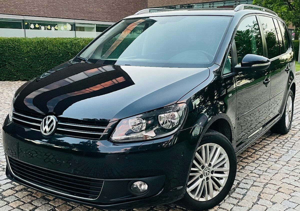 Volkswagen Touran 2.0TDI MANUÁL SENZORY VÝHŘEV 103kW