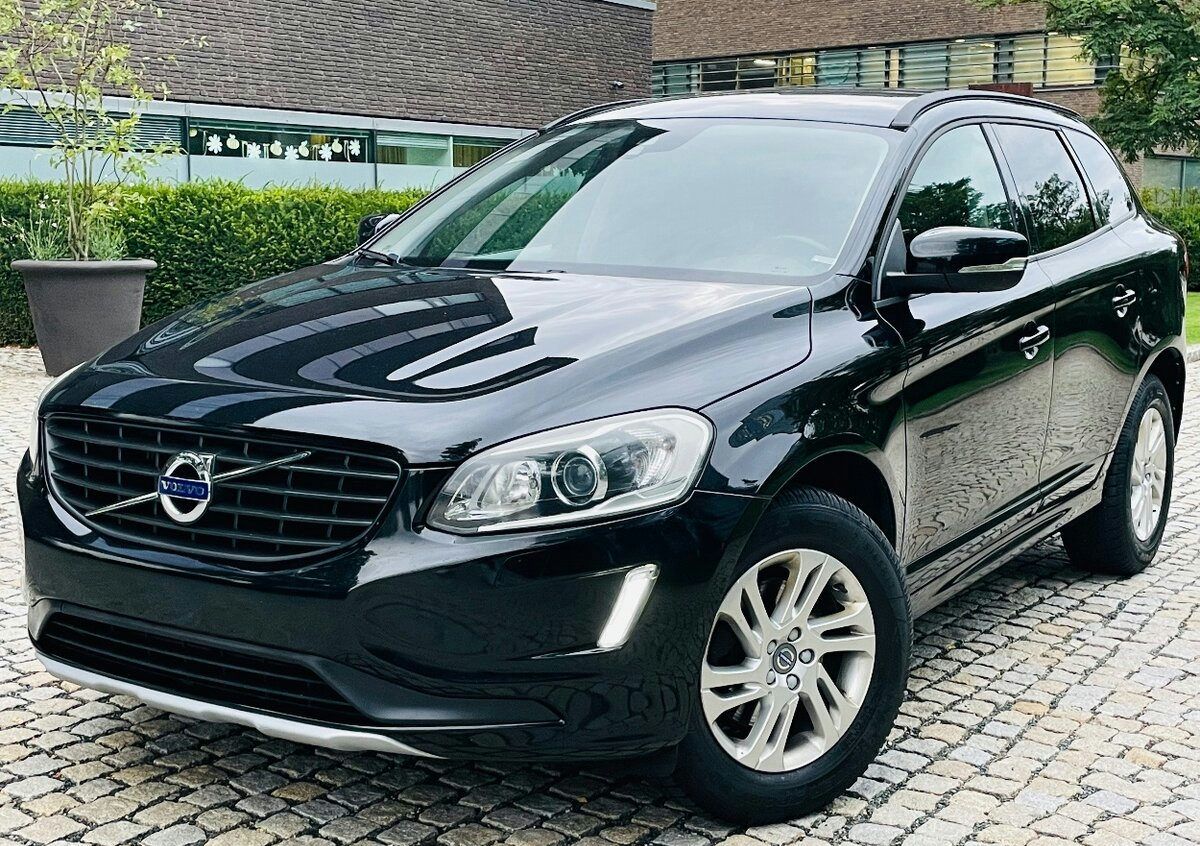 Volvo XC60 2.4D 5VÁLEC TAŽNÉ 4x4 AUT VÝHŘEV SENZORY SERVISKA