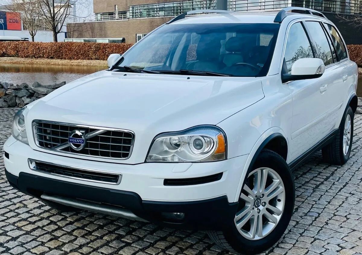 Volvo XC90 2.4D5 4x4 147KW AUTOMAT VÝHŘEV SENZORY KŮŽE 7MÍST