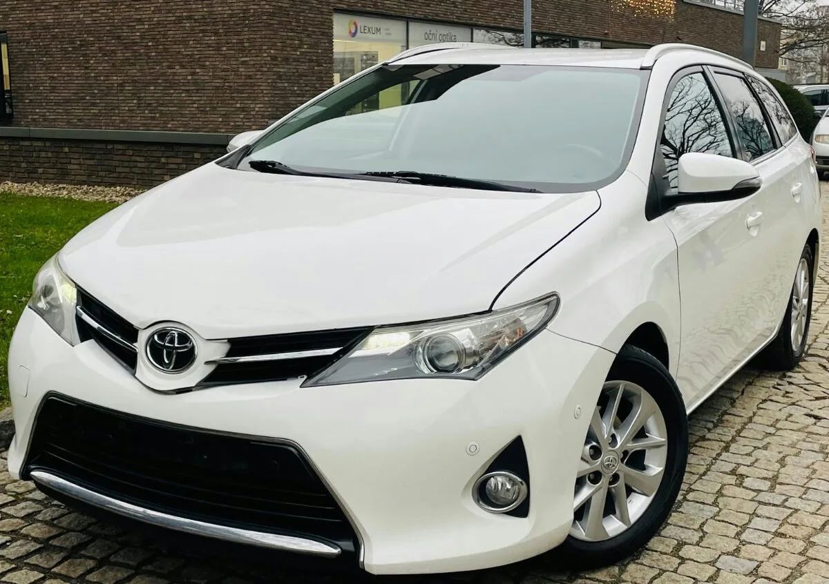 Toyota Auris 1.6i 97KW MANUÁL VÝHŘEV KAMERA SENZORY TAŽNÉ