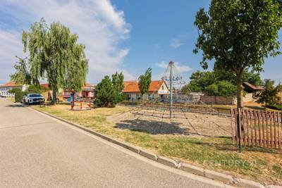Apartmán 2+kk s terasou, předzahrádkou a bazénem – Nové Bulhary