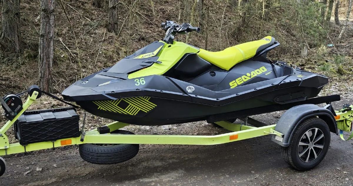 Sea Doo SPARK TRIXX 3-up iBR 90hp vodní skútr