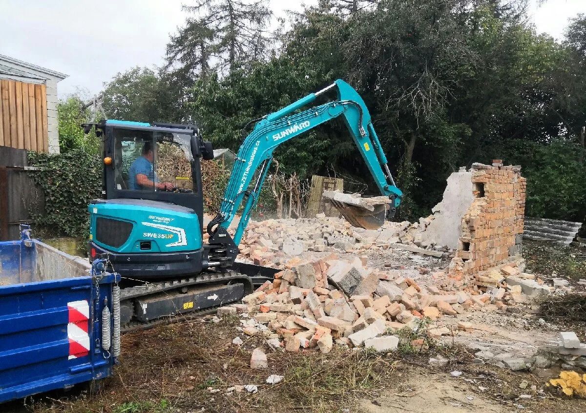 RYPADLO BAGR SUNWARD SWE 35 UF 4000KG KLADIVO