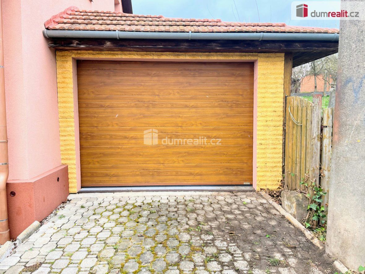 Pronájem garáže o výměře 25 m2 v Uh