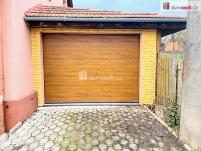 Pronájem garáže o výměře 25 m2 v Uh