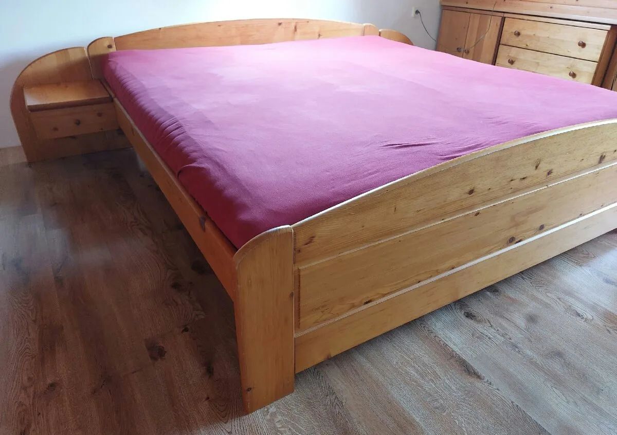 Manželská postel masiv borovice se stolky